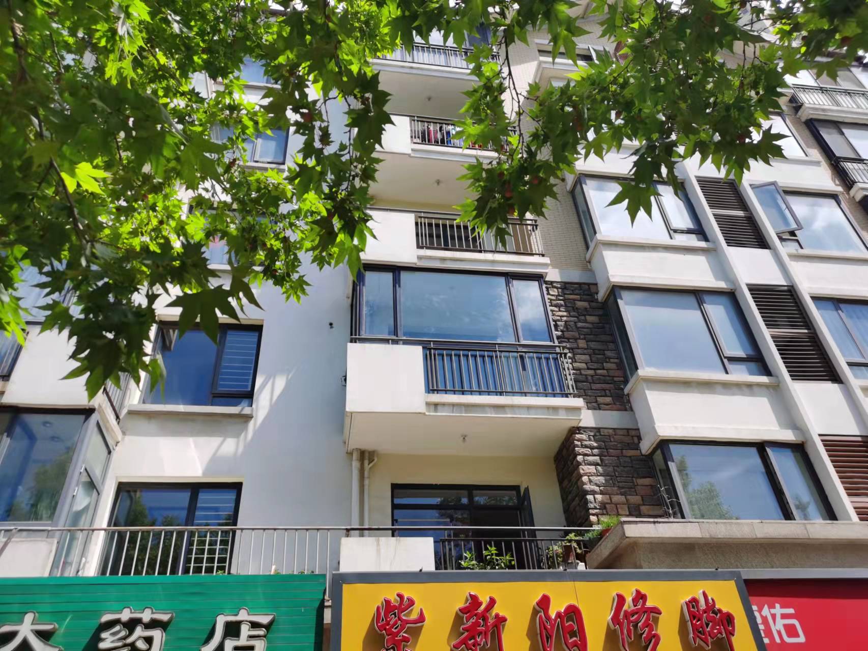 南向露臺封陽臺，同材質(zhì)同色封閉